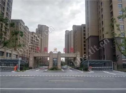 泰州大爷拿到*迁拆**安置房,墙体竟然有蛇皮袋!