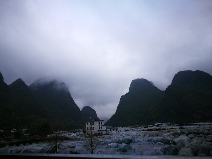 烟雨朦胧中的桂林山水,最简单桂林阳朔西街风景写生图片