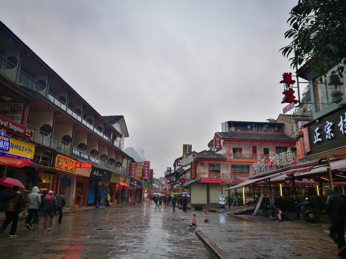 烟雨朦胧中的桂林山水,最简单桂林阳朔西街风景写生图片