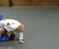 如何帮趴着的人翻身,怎么帮人翻身