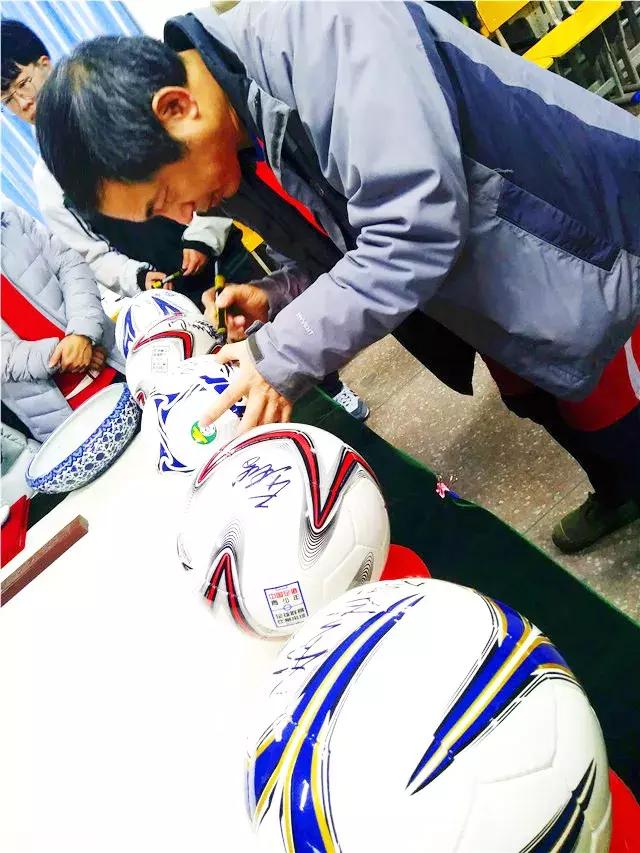 以球会友感受青山绿水红钢城别样精彩