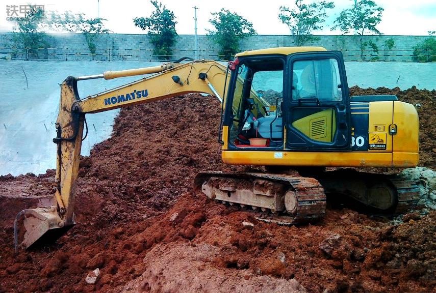 小松pc01一小时能挖多少方土,小松360一天可以挖多少米管沟