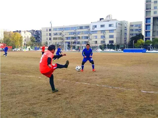 以球会友感受青山绿水红钢城别样精彩