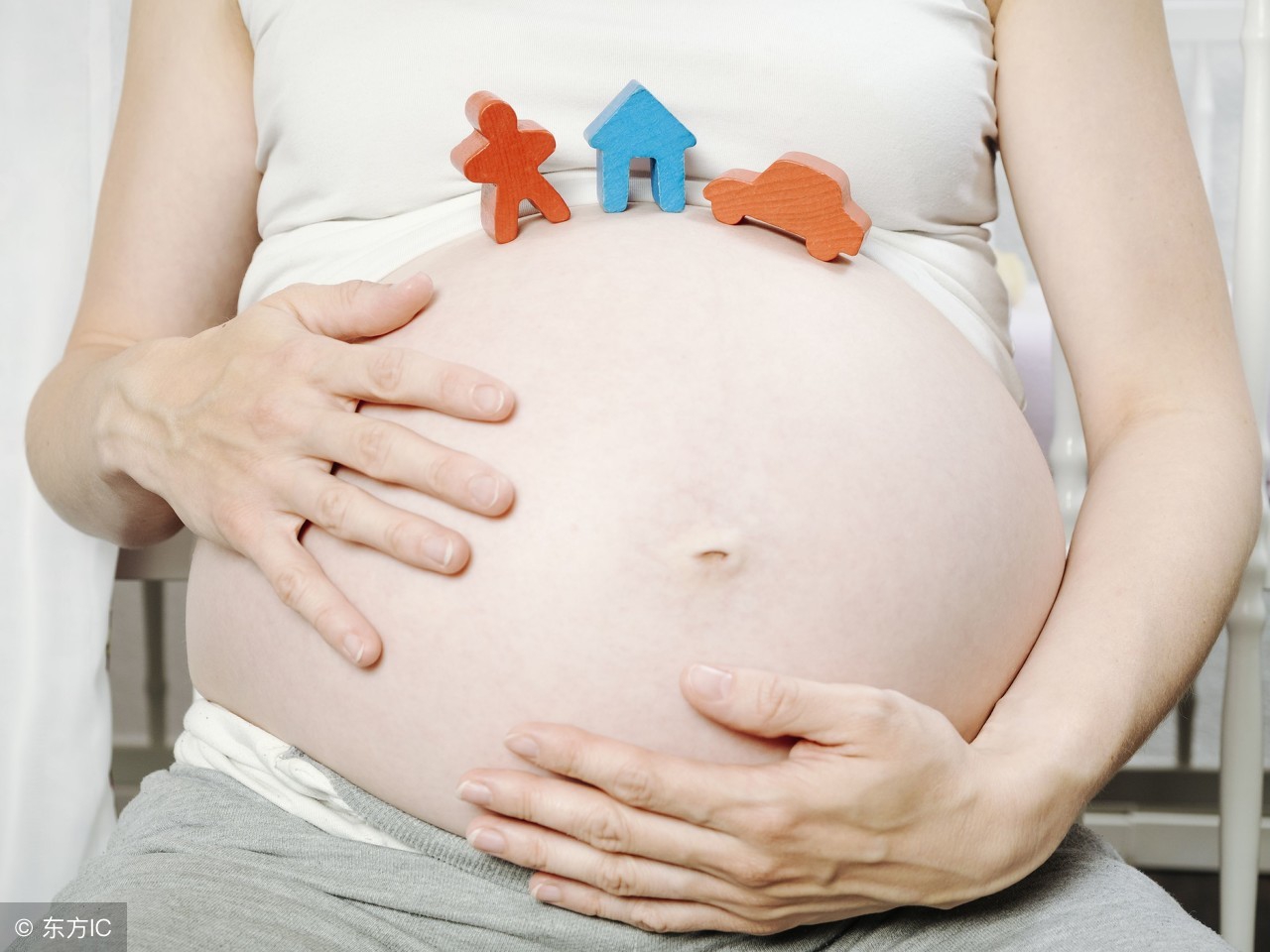 孕妇不知临产征兆,小心在马路上紧急生产