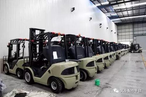 叉车怎么看回正方向,叉车倒车怎么打方向