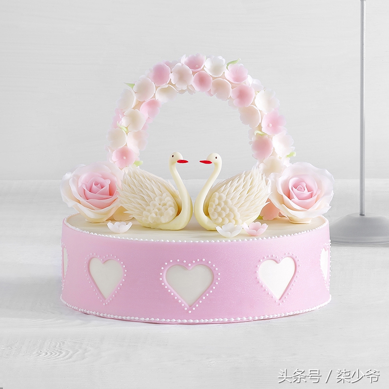 黑天鹅蛋糕还是白天鹅蛋糕好看,好利来黑天鹅艺术蛋糕