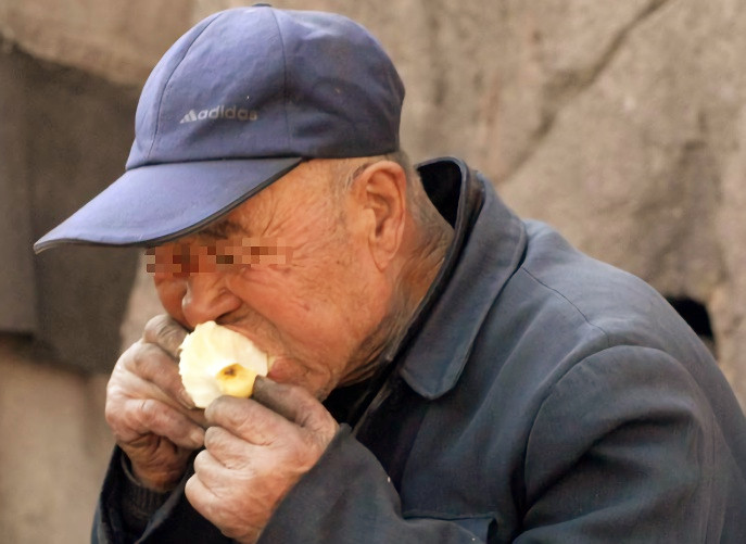 丈夫重病去世,无赖老头欺凌孤儿寡母,儿子怒揍他半身不遂