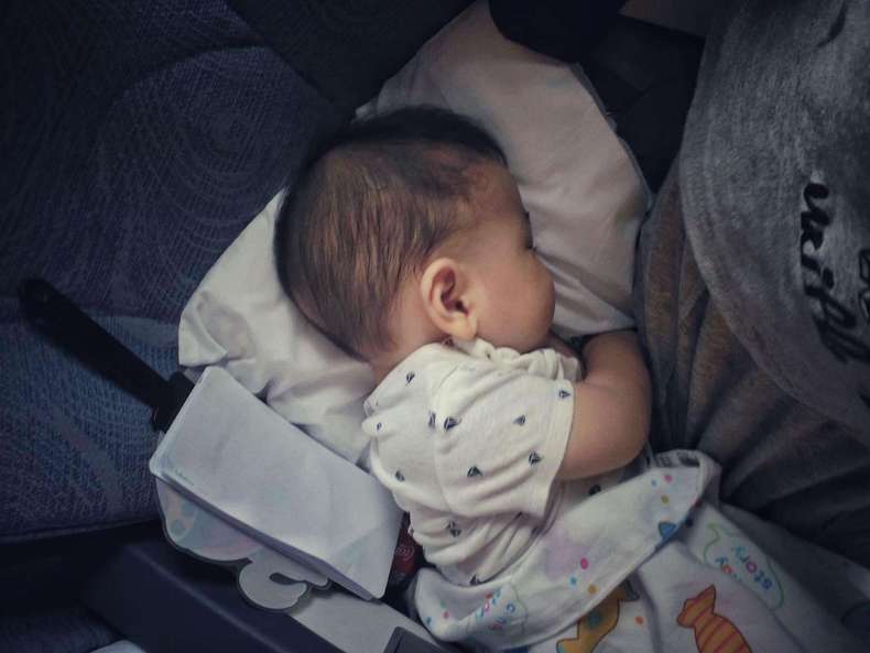 宝宝坐飞机哭闹不停视频,两岁坐飞机如何防止哭闹