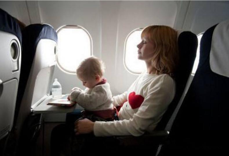 宝宝坐飞机哭闹不停视频,两岁坐飞机如何防止哭闹