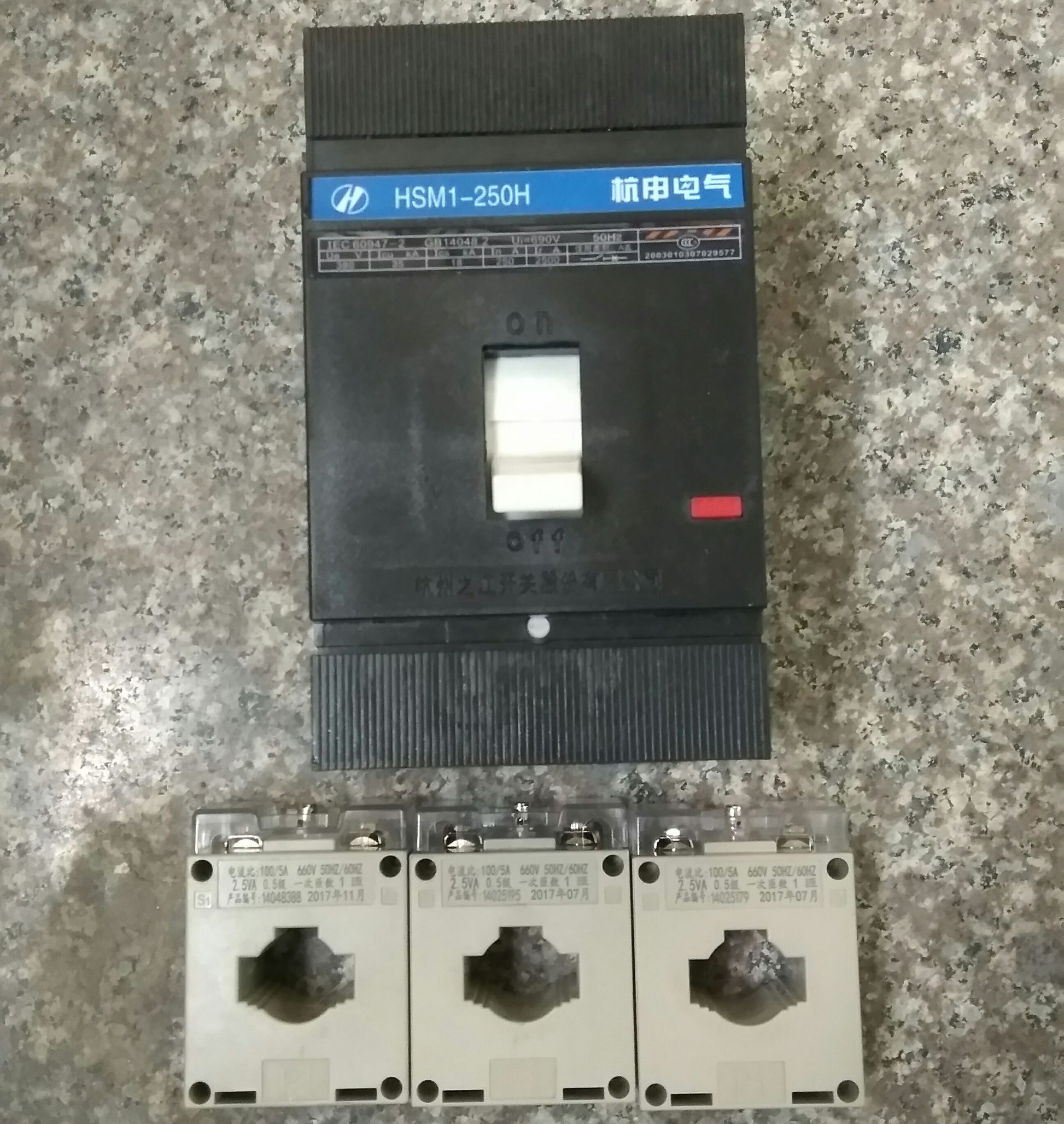 三相互感器电表读法,三相电表接互感器要拆连接片吗