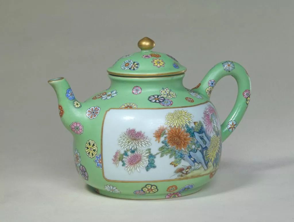 光绪仿乾隆粉彩瓷特征,乾隆黑底描金粉彩瓷