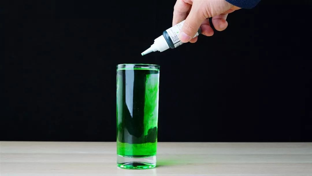 怎样使杯子里的水顺着吸管倒流,怎么让水从一个杯子跑到另一杯去