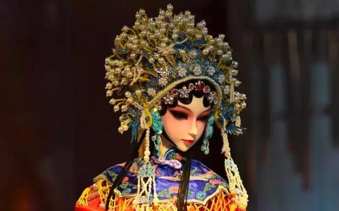 铅丝为骨骼，绢纱为肌肤，他用40年时间做出了最美“芭比娃娃”！