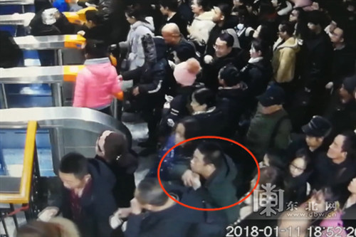 警惕遇到好事千万别上当,要小心提防过年突然找你的男生