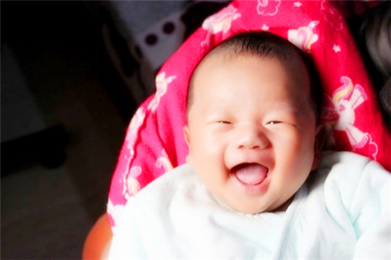 婴儿微笑是真的笑吗,婴儿生下来就会笑