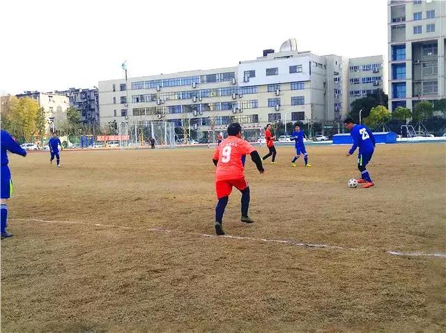 以球会友感受青山绿水红钢城别样精彩