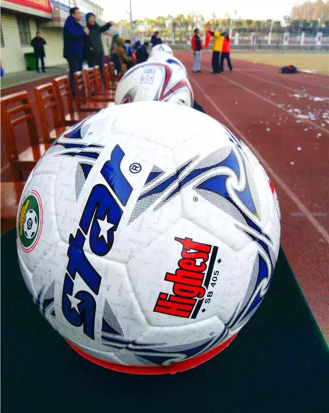 以球会友感受青山绿水红钢城别样精彩