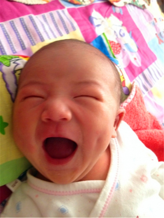 婴儿微笑是真的笑吗,婴儿生下来就会笑