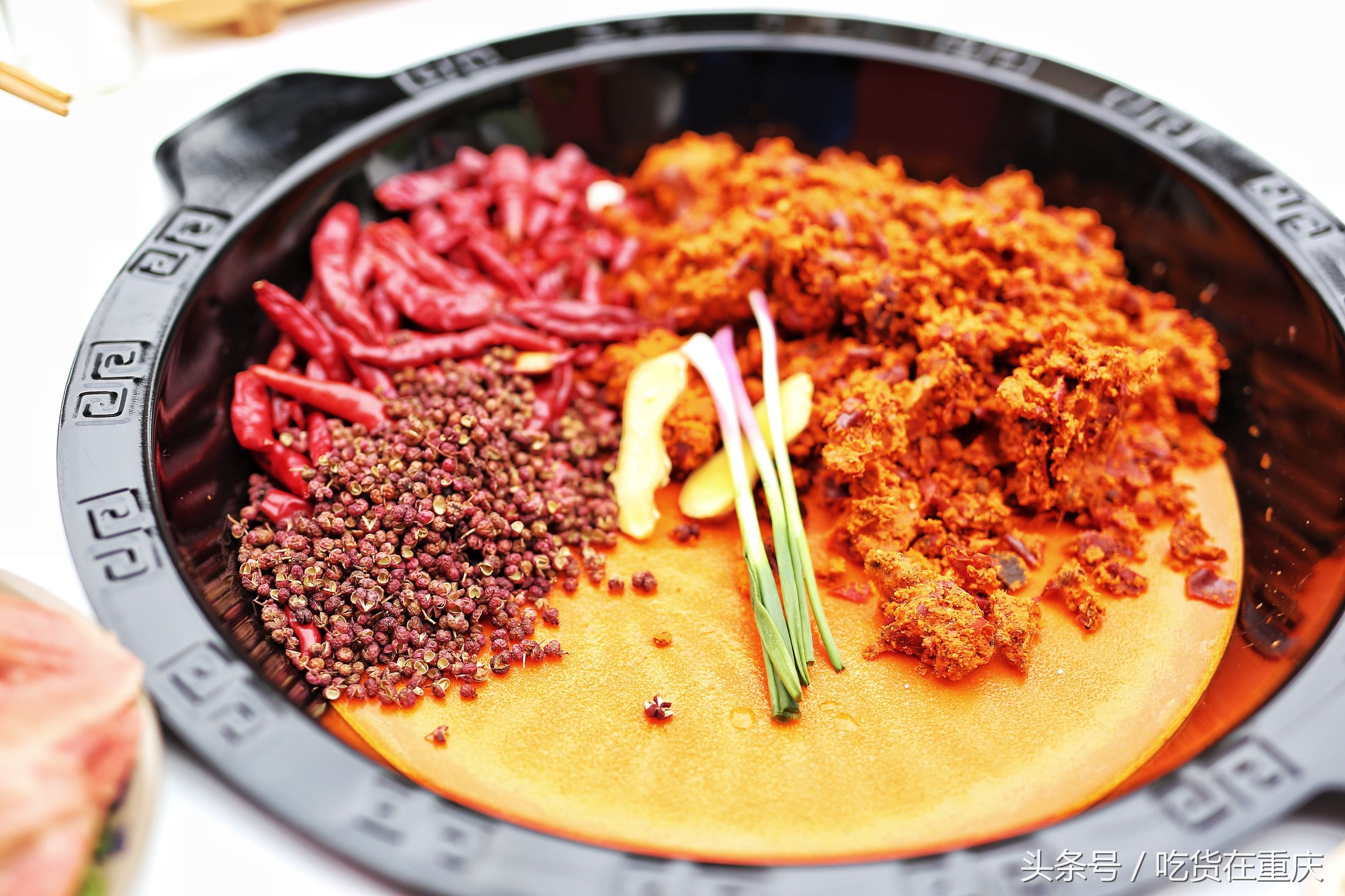 红得彻底,辣得翻天,“哈儿军长”的火锅逗是不一样