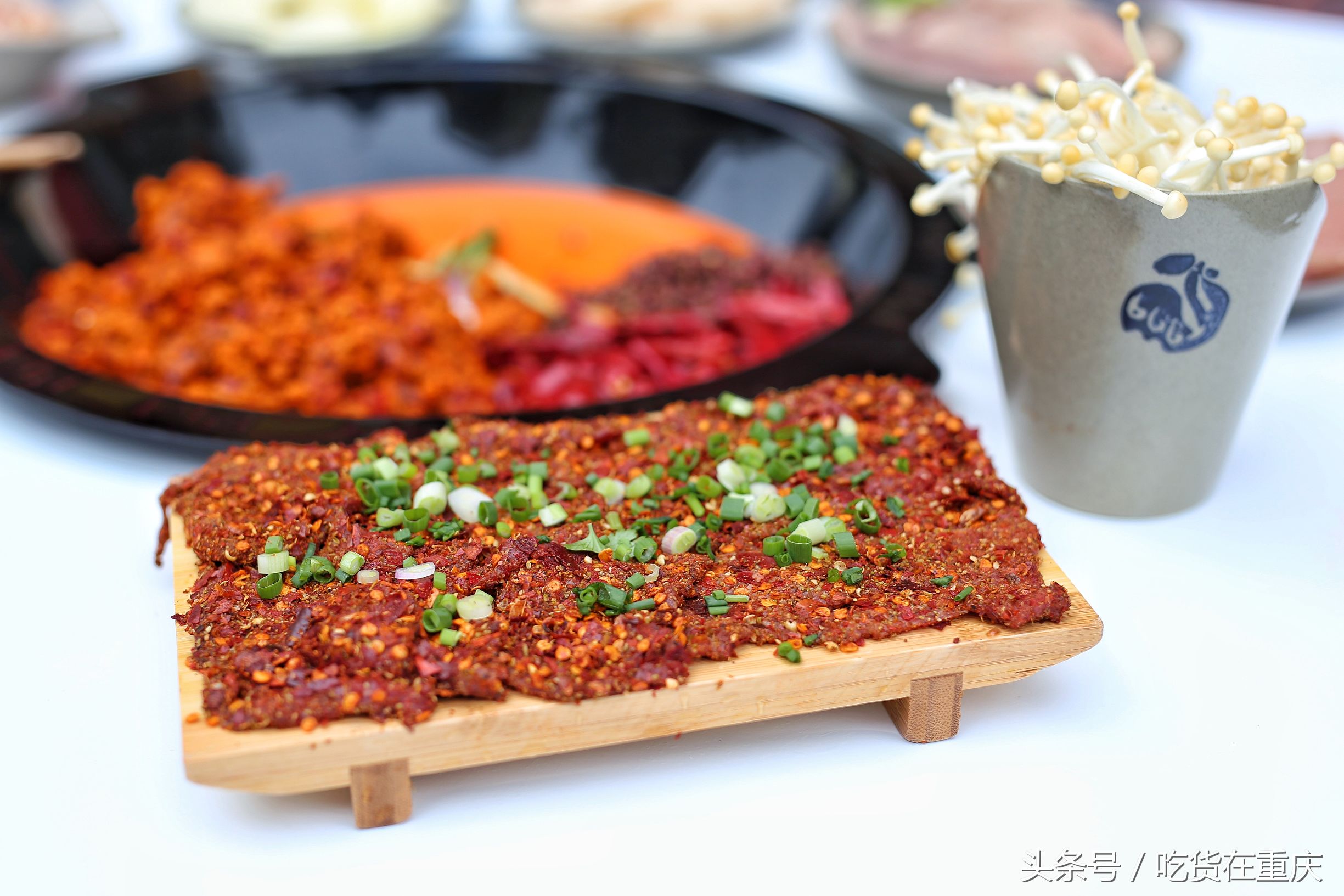 红得彻底,辣得翻天,“哈儿军长”的火锅逗是不一样