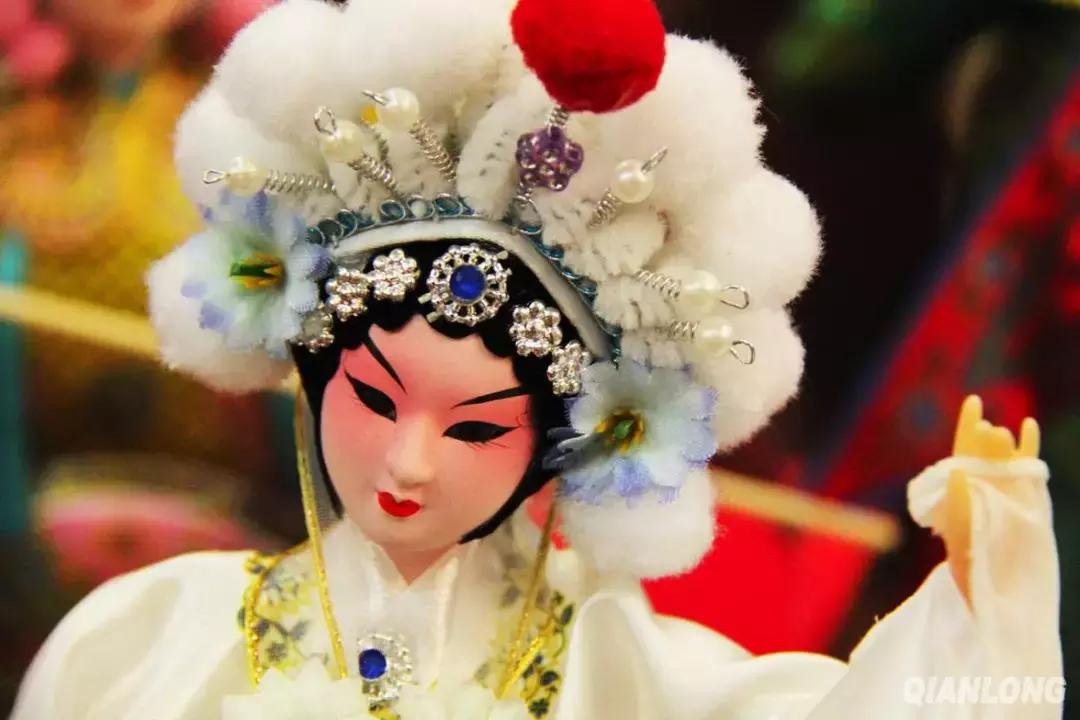 铅丝为骨骼，绢纱为肌肤，他用40年时间做出了最美“芭比娃娃”！