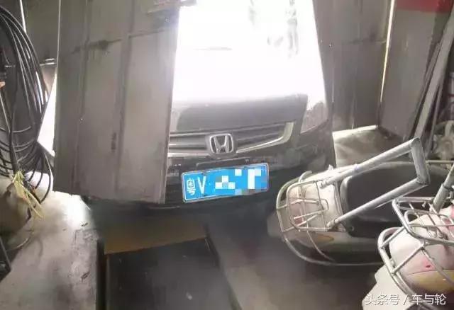 没人给我补胎我就开车撞你轮胎店