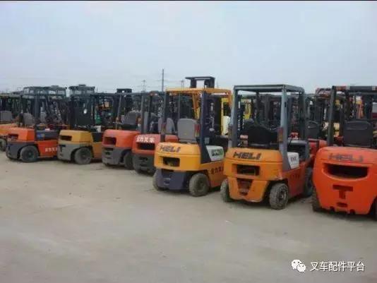 叉车怎么看回正方向,叉车倒车怎么打方向