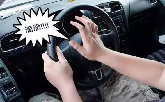 最讨厌的驾驶行为,盘点女生驾驶的奇葩行为