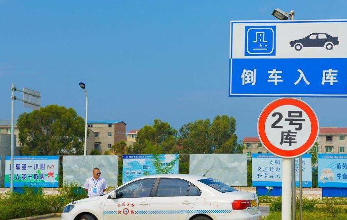 科目二倒车入库左右后视镜不平行,科目二倒车入库后视镜平行