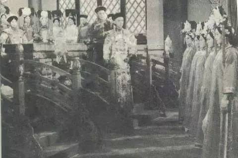 人鱼线宋仲基做你的男仆｜候选美人报名入口已全面开放