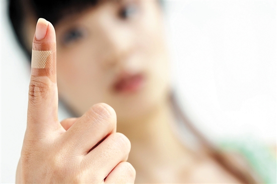 不小心手被割伤该如何处理,不慎切伤手