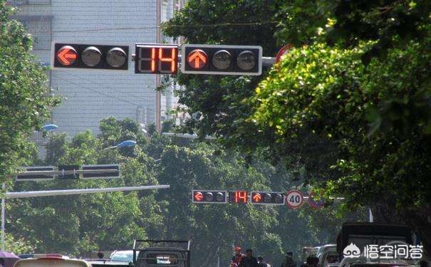 自动挡电子手刹等红灯正确操作,自动挡等红灯停车正确步骤