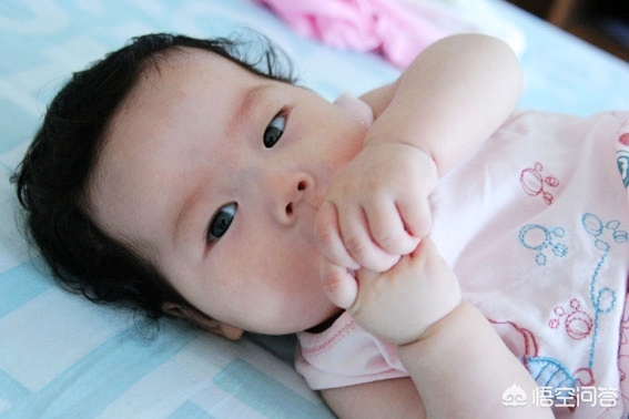 孩子爱吃手指头怎么办,孩子爱吃手千万别制止