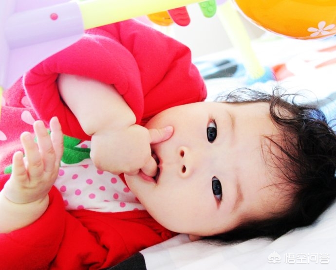 孩子爱吃手指头怎么办,孩子爱吃手千万别制止