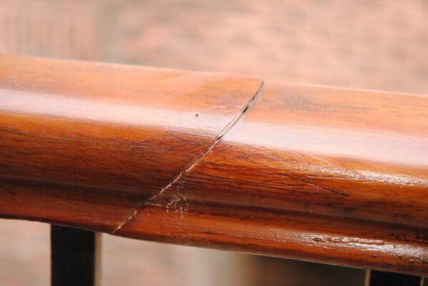 楼梯扶手栏杆拉开了怎么修复,楼梯安装扶手打开裂缝怎么修补