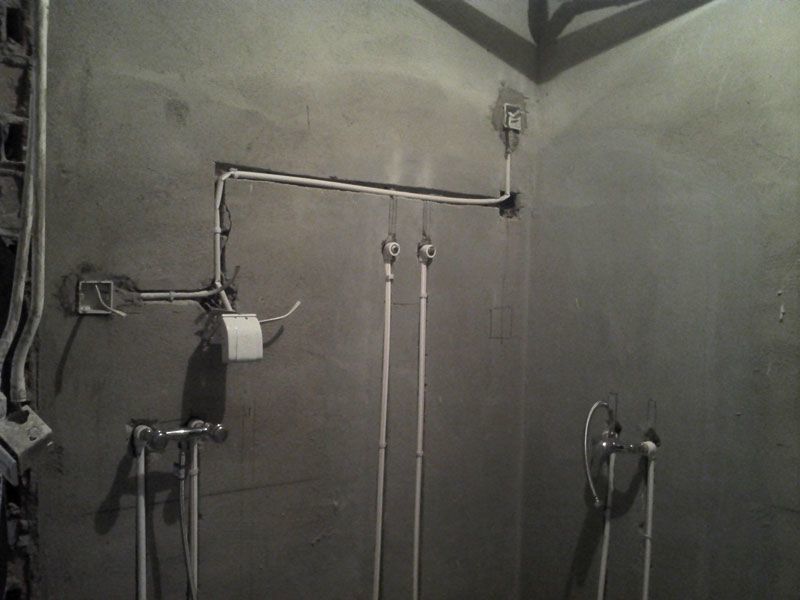 我家花洒变成歪脖子，装修师傅竟说不是他的错！大家评评理