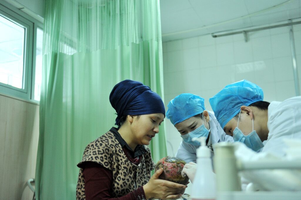 心疼孩子磕伤,心疼孩子受伤哭泣