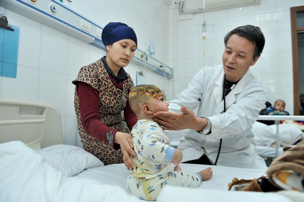 心疼孩子磕伤,心疼孩子受伤哭泣