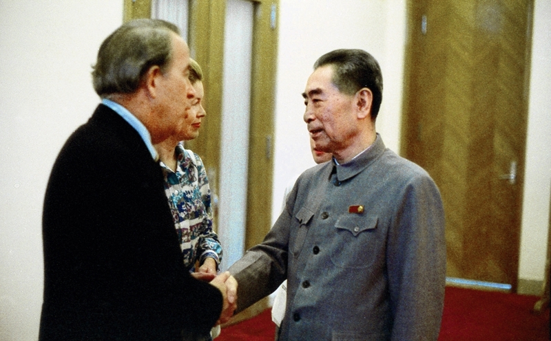 周恩来最后的日子与*小平邓**复出