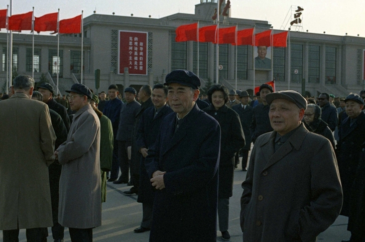 周恩来最后的日子与*小平邓**复出