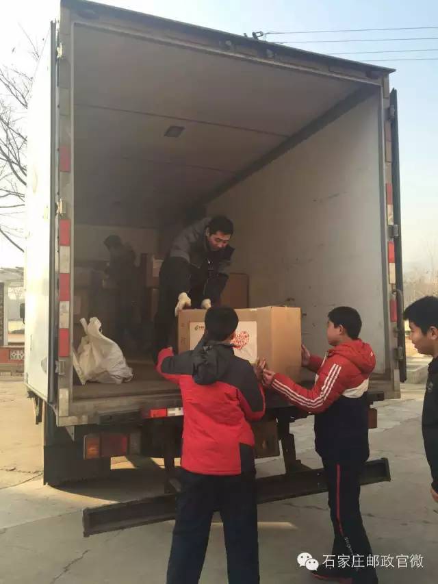 关爱留守儿童衣服,1200余套爱心冬衣让孩子温暖过冬