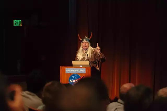 NASA研究中心前主任：爱科学，也爱cosplay