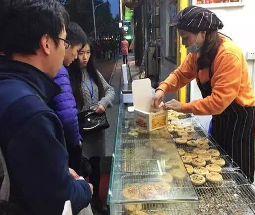街上卖的板栗饼是用什么做的,外面卖的板栗酥饼馅料是啥做的