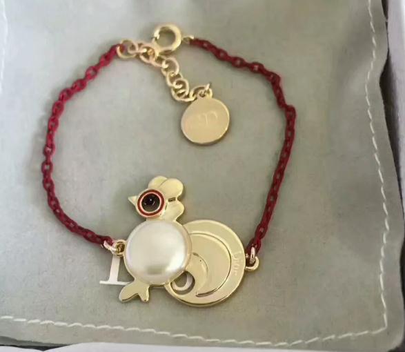 一言难尽的狗年辣眼睛限量单品,2018国外大牌狗年新春款