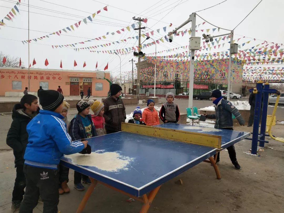 假期生活｜一张张乒乓球桌勾勒出孩子们假期生活的多彩风景