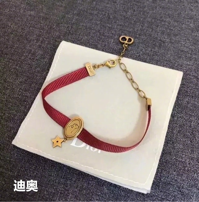 一言难尽的狗年辣眼睛限量单品,2018国外大牌狗年新春款