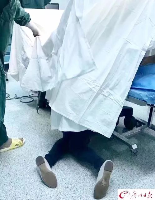 看到都痛！孕妈“无麻醉”剖宫生下宝宝！为母则刚！