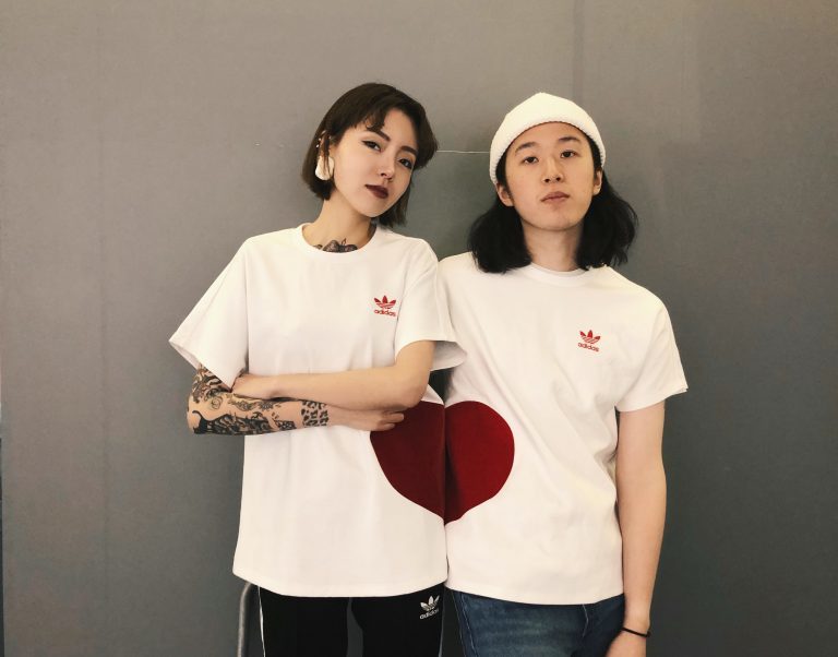 adidas新款情人节限定2023,adidasoriginals高帮银色