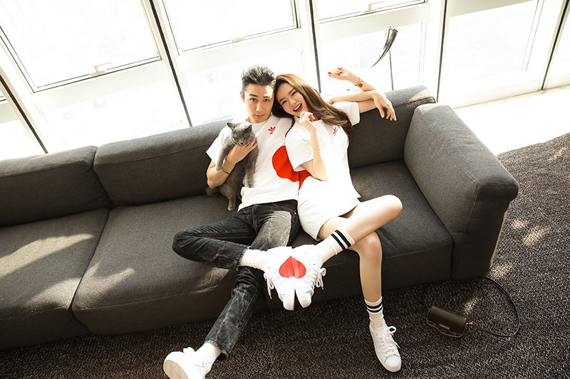 adidas新款情人节限定2023,adidasoriginals高帮银色