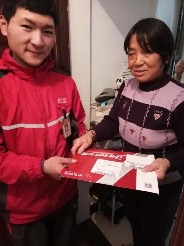 “雪中送炭”晴暖人心——锐之旗京东携手为环卫工人送温暖啦